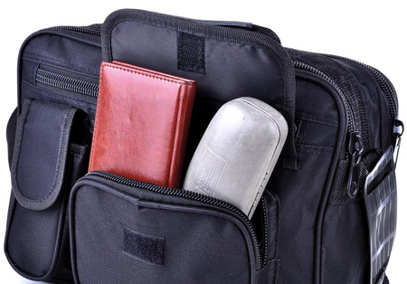 MAŁA CZARNA POZIOMA TORBA MĘSKA Z KABURĄ NA RAMIĘ I PRZEDMIOTY DO PRACY / G3-94